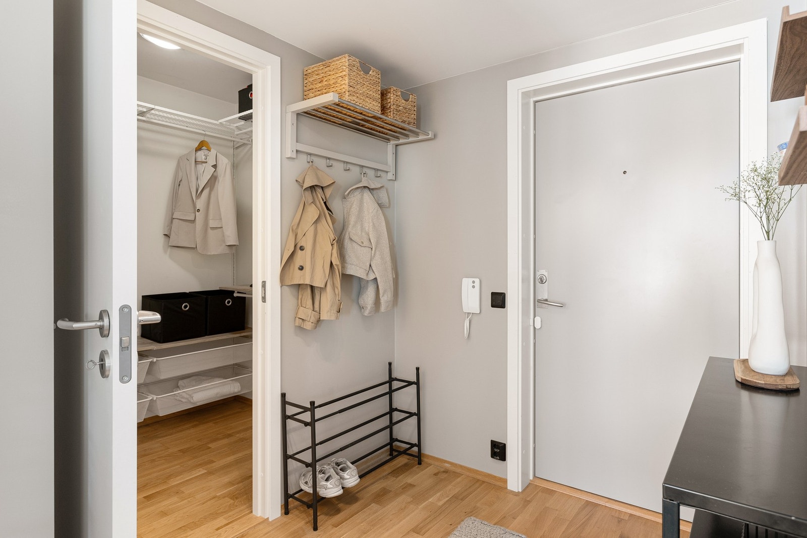 Dette er en lys og romslig entré som gir et godt førsteinntrykk av boligen. Galleribilde