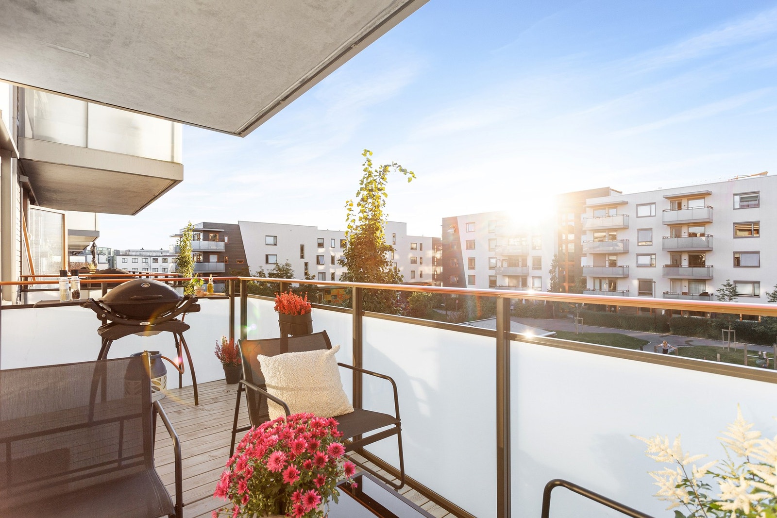 Her får man gleden av denne herlige balkongen på 7 kvm. Balkongen er vestvendt og har med det ettermiddag- og kveldssol. Galleribilde