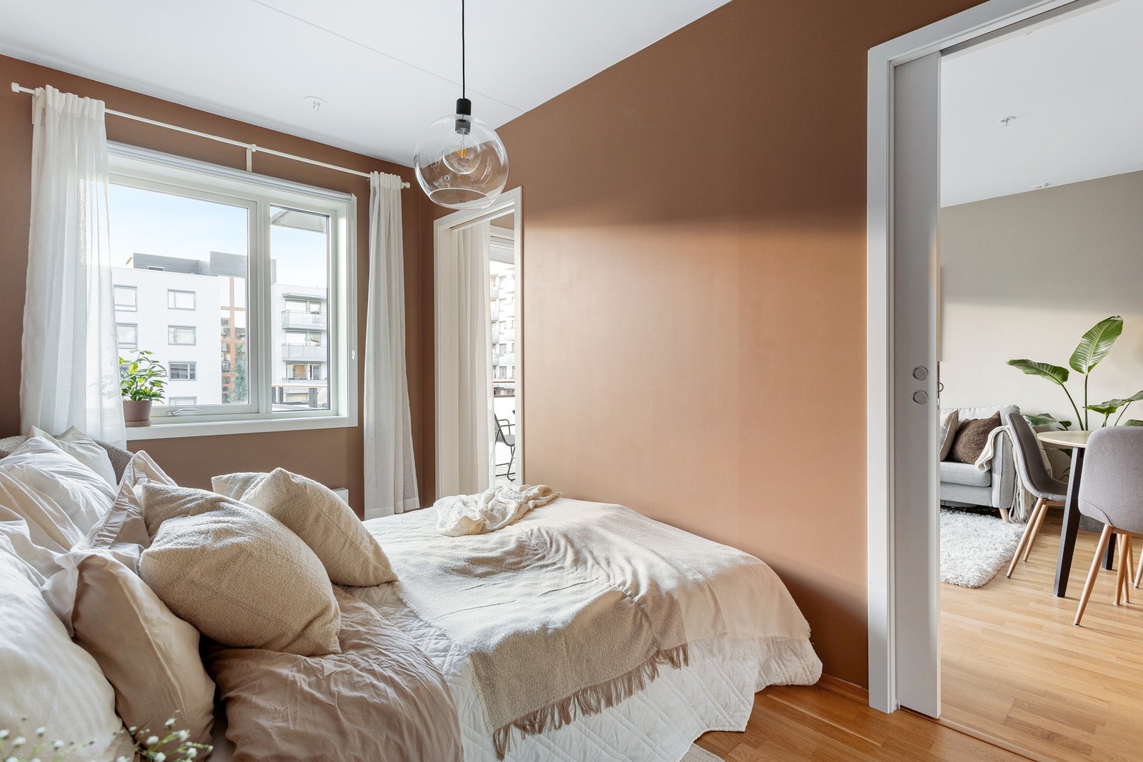 Rommet vender inn mot bakgården så her ligger alt til rette for en god natts søvn. Galleribilde