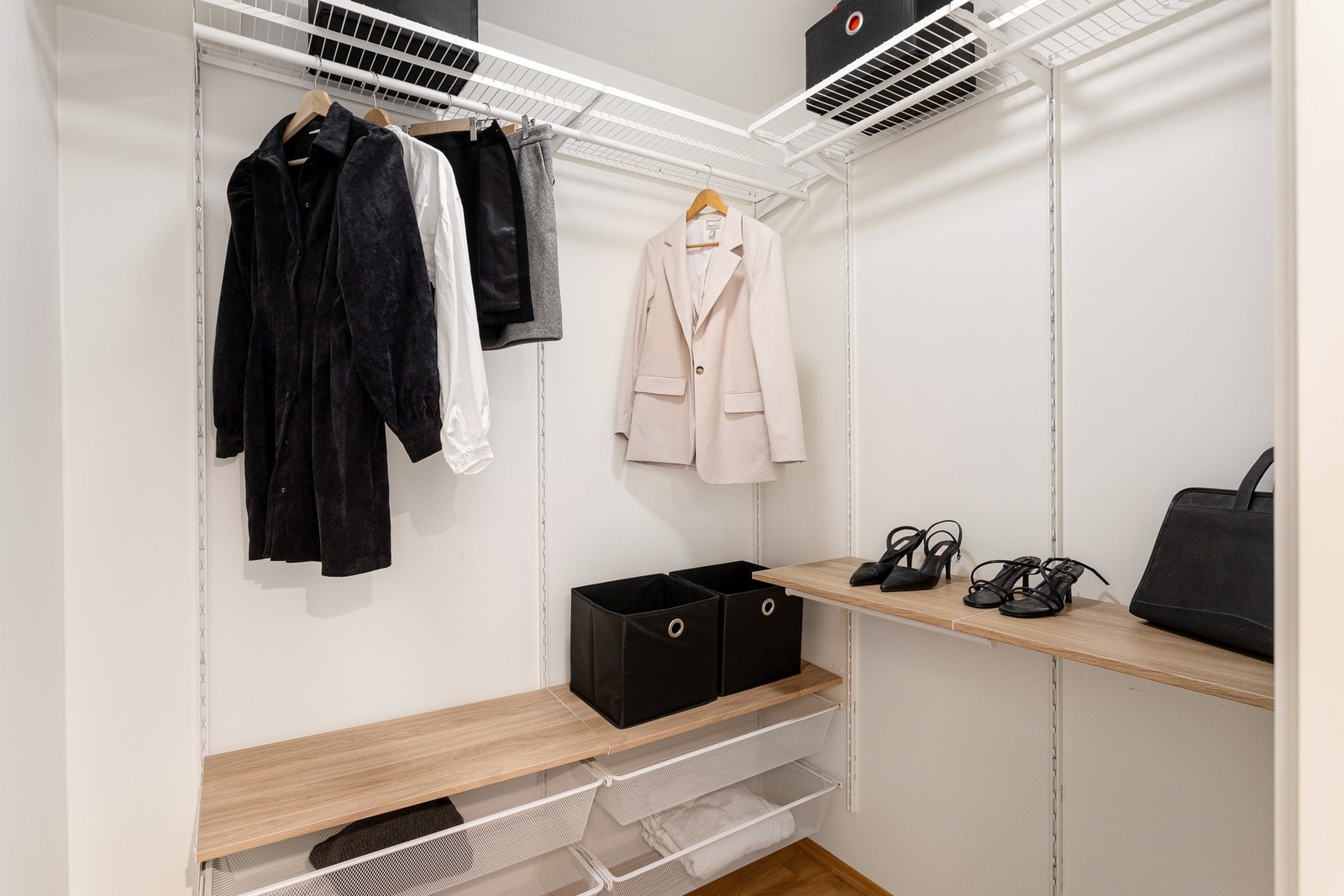 I tilknytning til entreen ligger det en praktisk innvendig bod/walk-in closet på ca. 3 kvm. Galleribilde