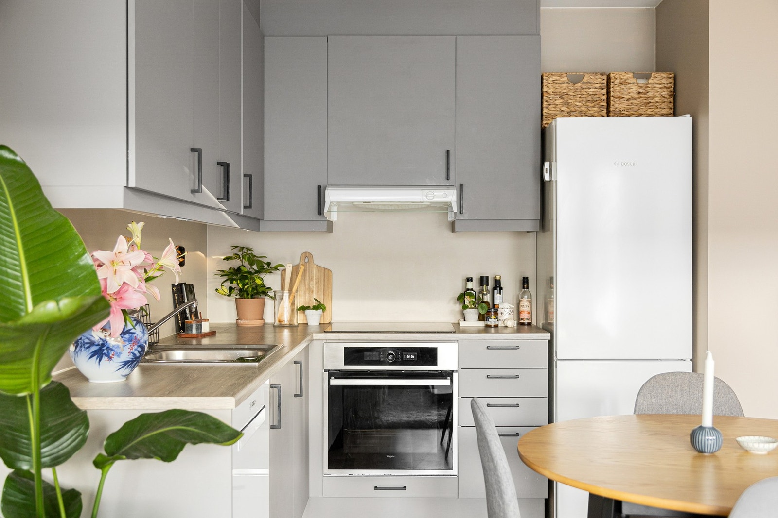 Av hvitevarer er det komfyr og platetopp, oppvaskmaskin og kjøl/fryseskap - alle hvitevarene medfølger ved salg. Galleribilde