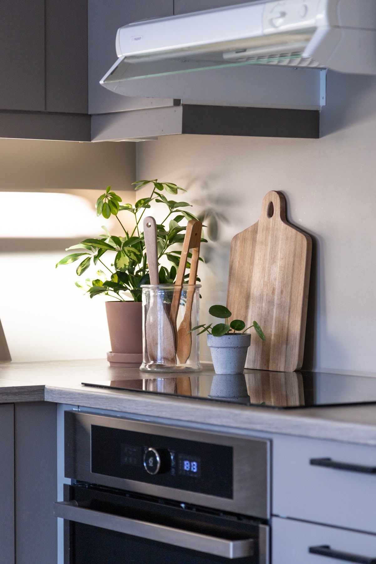 Flott kjøkken fra Sigdal som er holdt i en stilig farge og med svarte håndtak. Galleribilde