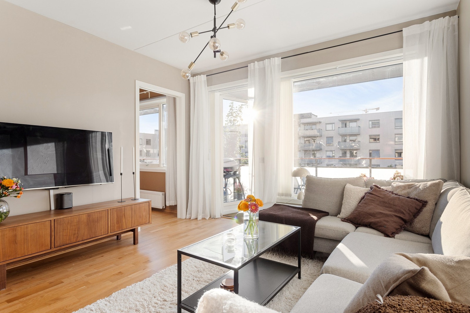 Det er godt med naturlig lysinnslipp fra en stor vindusflate - noe som bidrar til en lys og luftig romfølelse. Galleribilde