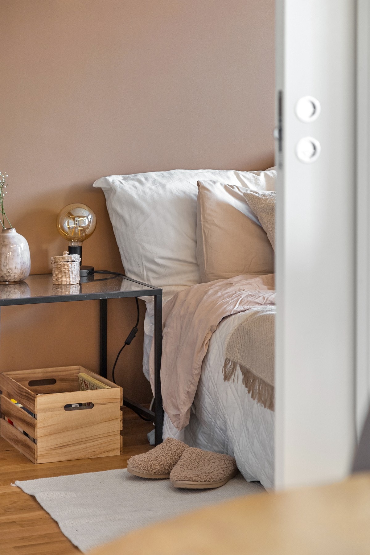 Videre inn på soverommet. Det er inngang til soverommet via to skyvedører. Galleribilde