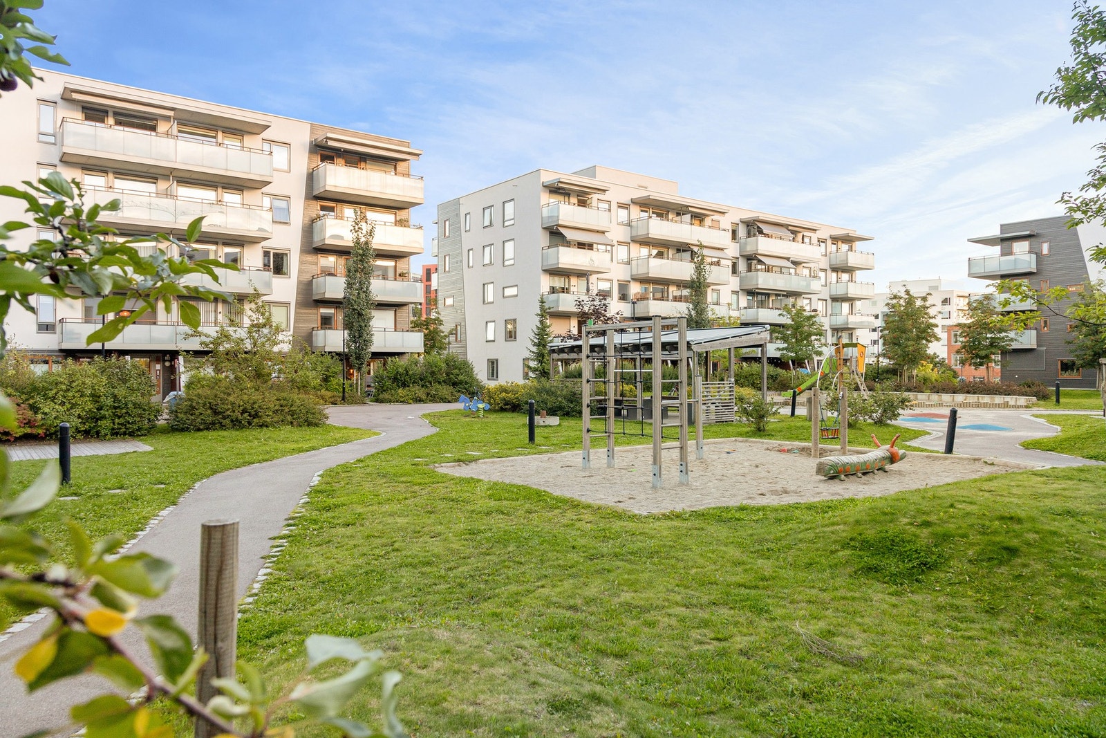 Sameiet har flotte grøntområder med sittegrupper og lekeapparater. Galleribilde