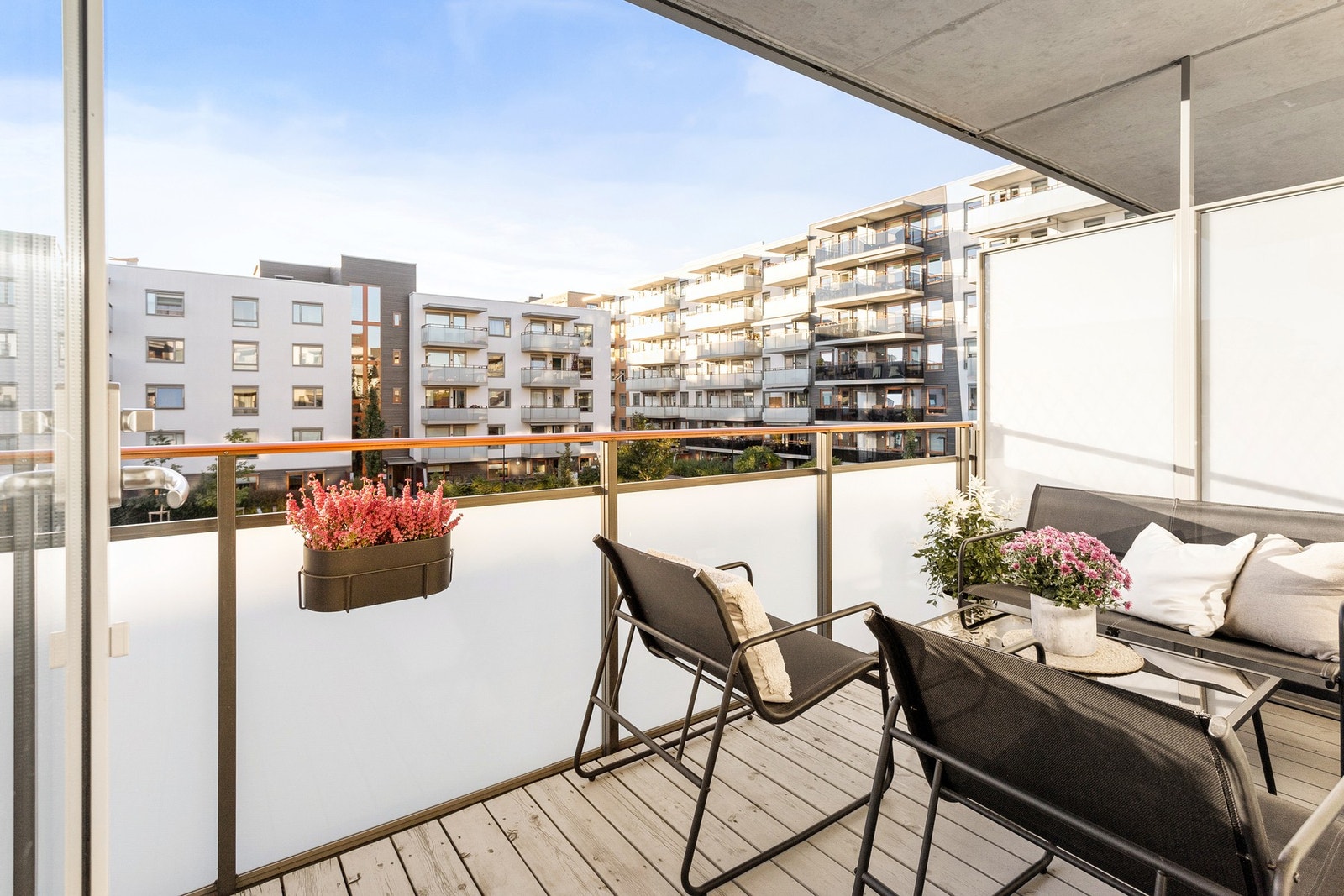 På balkongen er det god plass til balkongmøblement, beplantning mm. Galleribilde