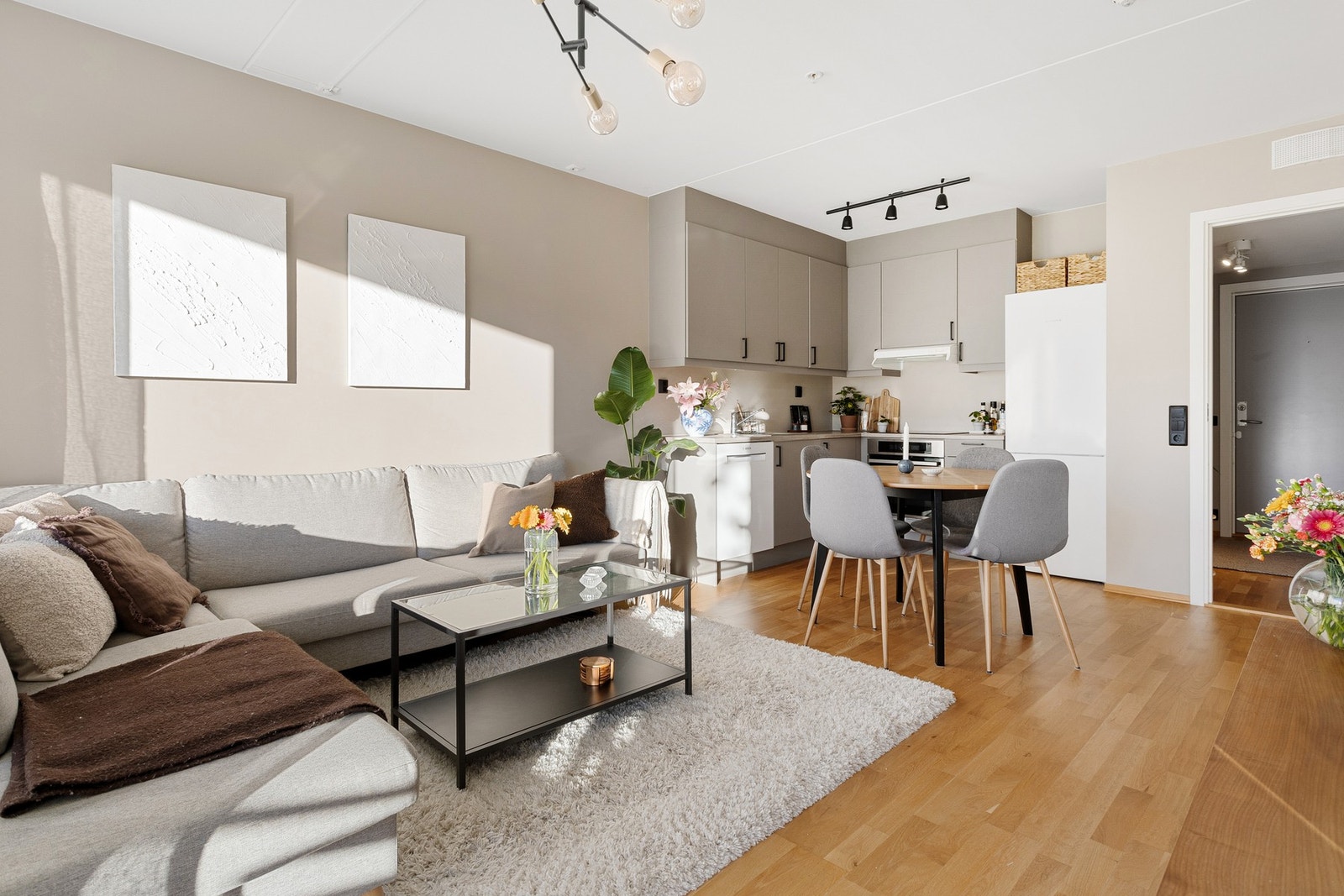 Naturlig sone for plassering av spisebord mellom stue- og kjøkken. Galleribilde