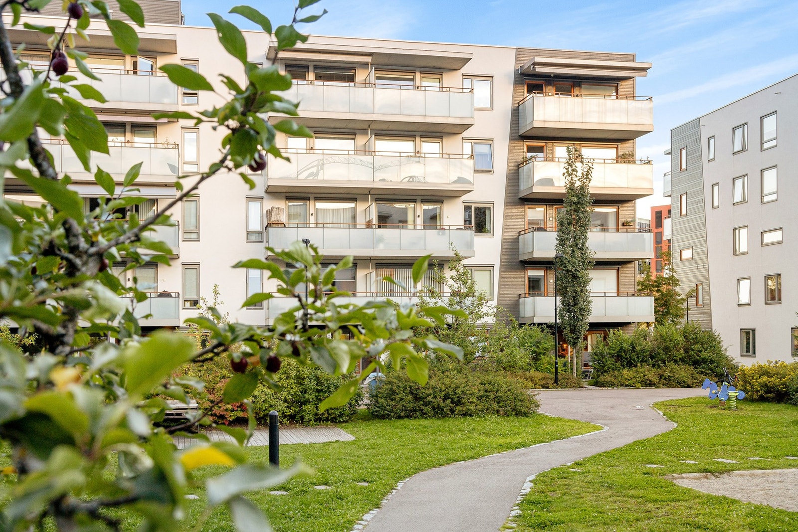 Leiligheten har en fin plassering i Gartnerløkka på Løren, dette er et hyggelig boområde hvor du finner stort sett alt du trenger i hverdagen i kort gangavstand. Galleribilde
