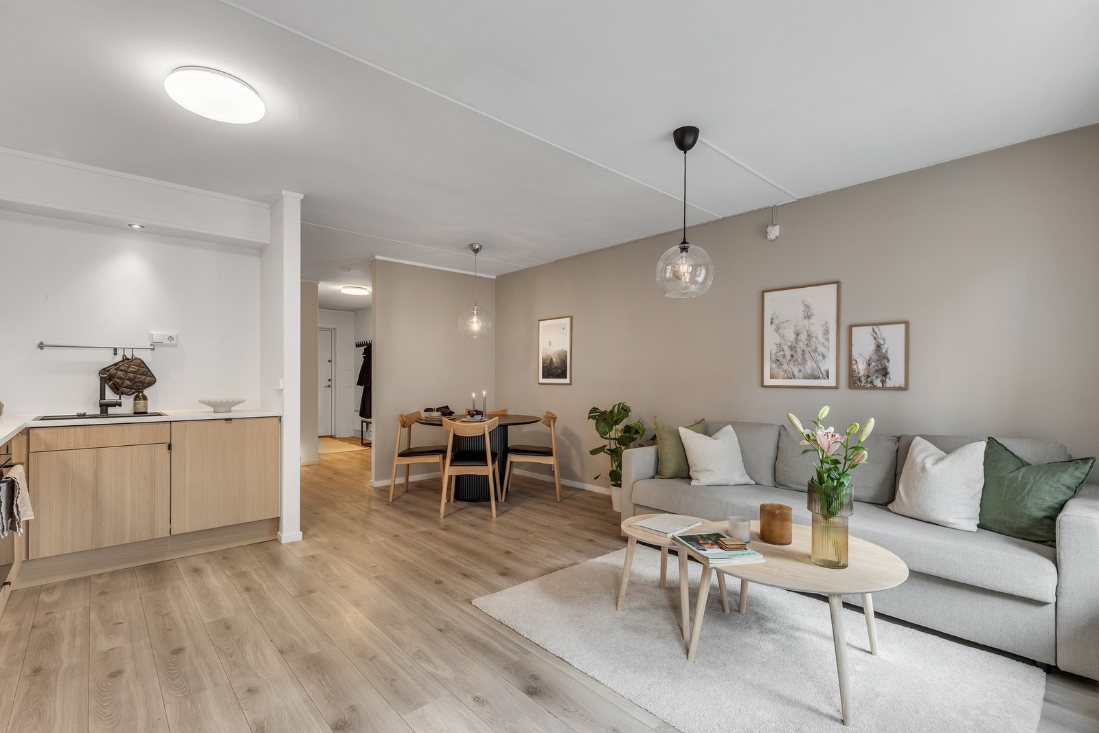 God plass til både spisestue og sofa med tilhørende møblement. Galleribilde