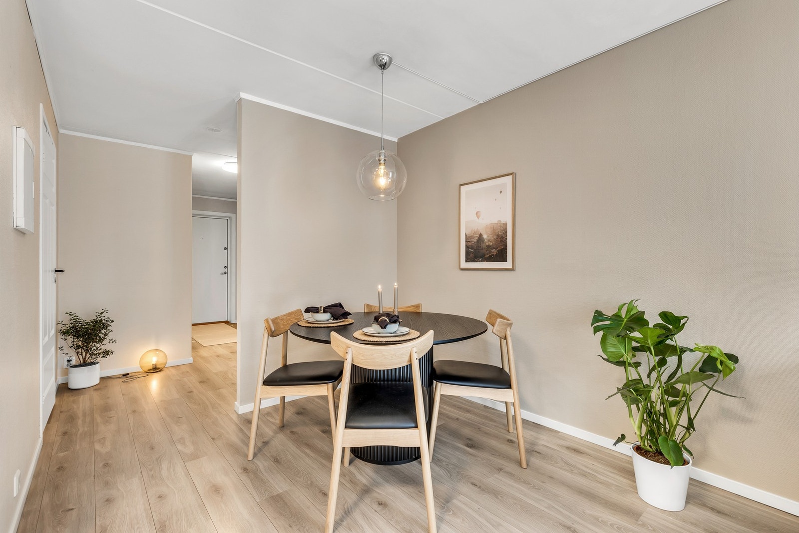 Spisestuen finner sin naturlige plass mellom kjøkkenet og stuen. Galleribilde