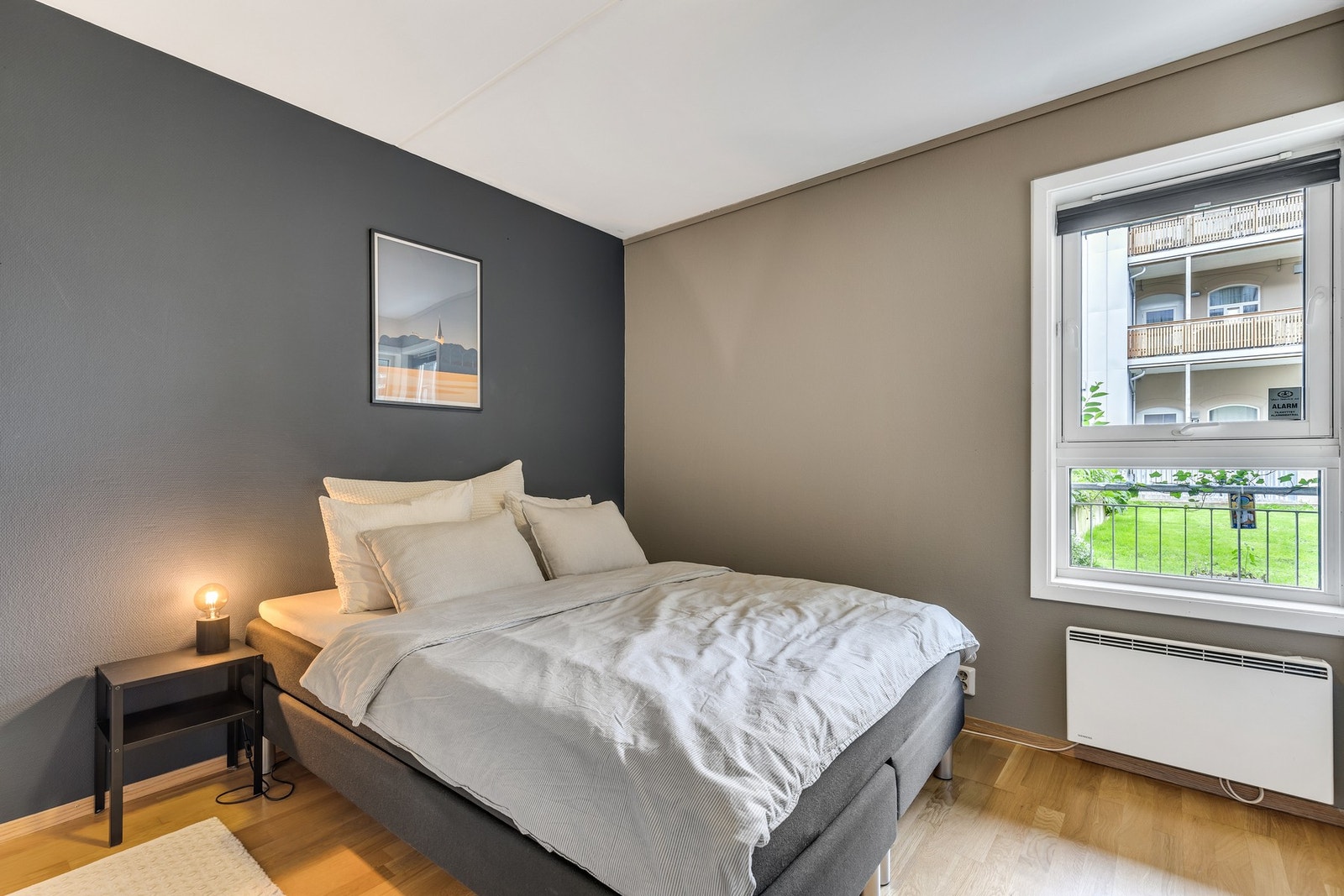 Soverom på 10,5 kvm med god plass til stor seng og nattbord. Galleribilde