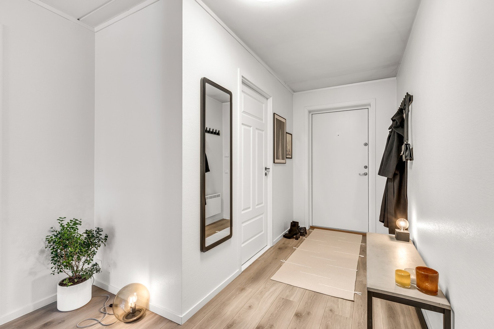 Romslig og innbydende entre, med knagger for å henge av seg yttertøy. Galleribilde