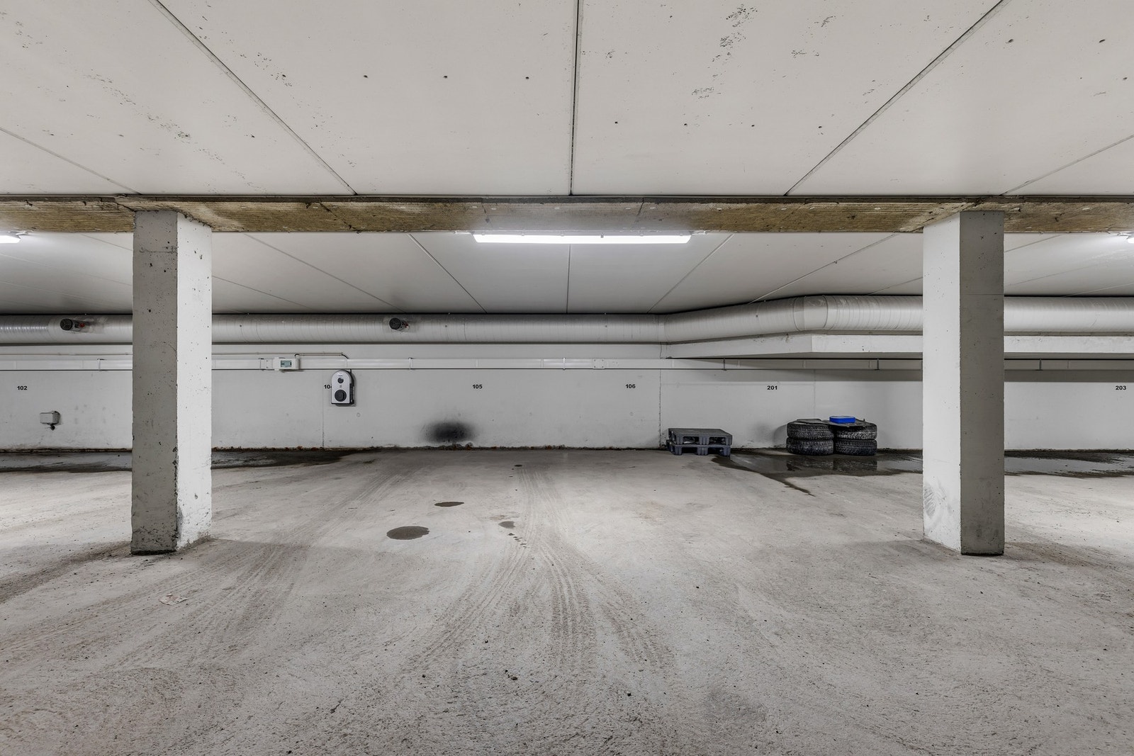 Medfølger bruksrett til p-plass i felles p-kjeller. Galleribilde