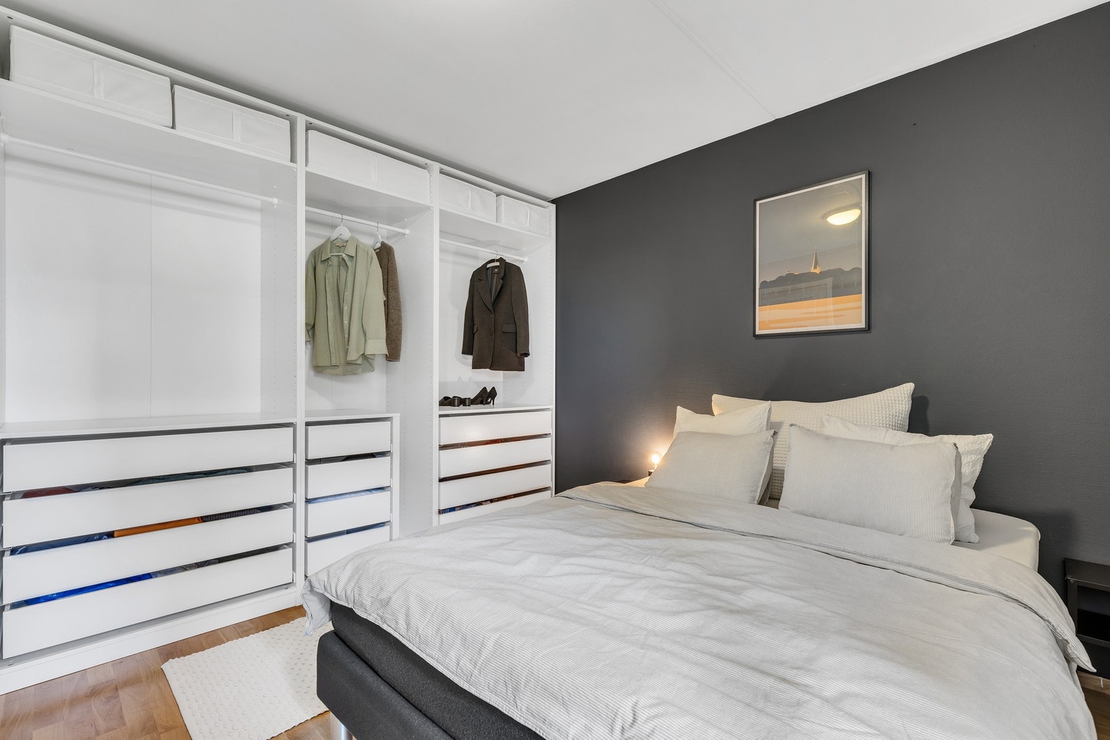 Innredet med garderobeskap. Galleribilde