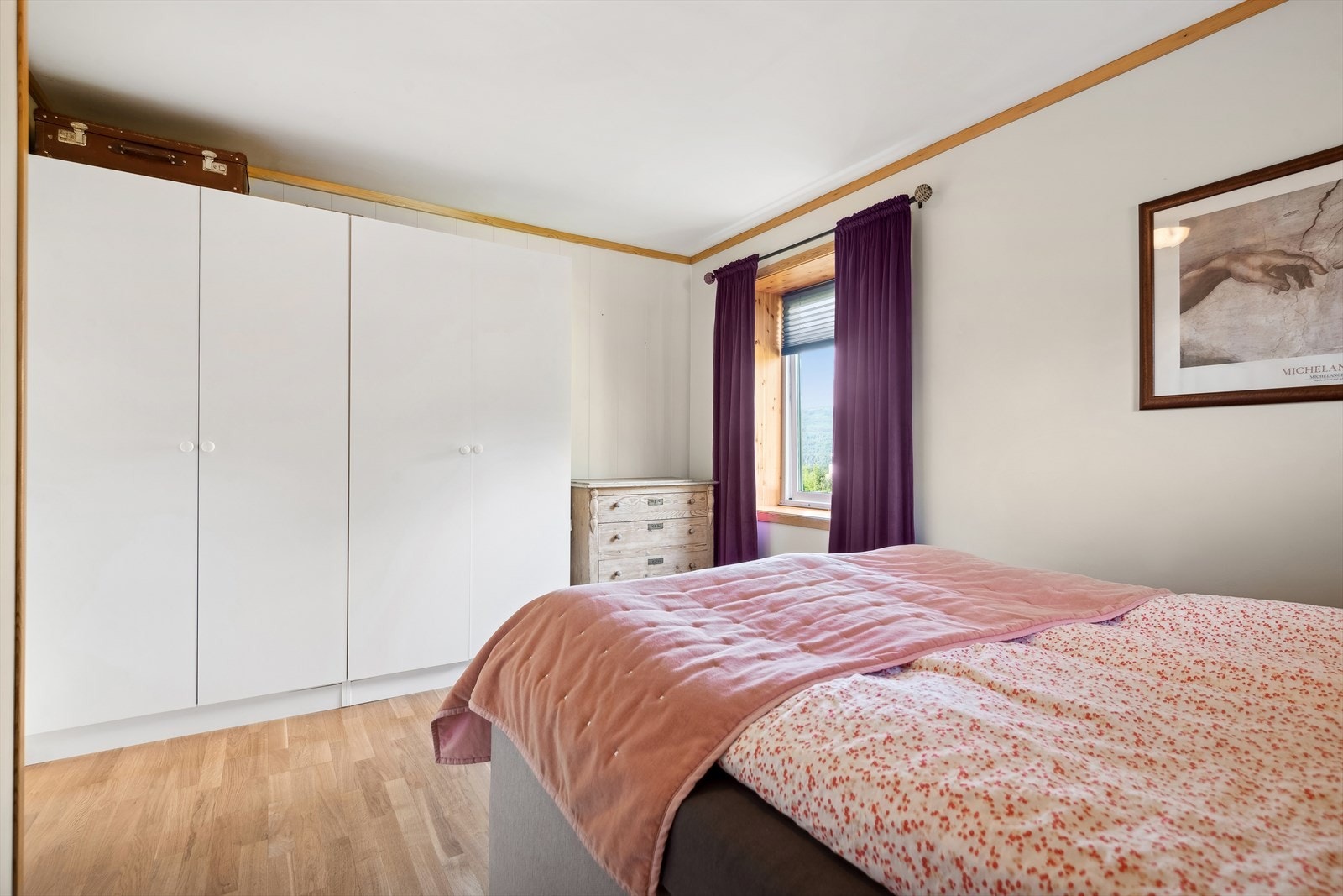 Hovedsoverommet er romslig med plass til en stor dobbeltseng, nattbord og har skap til oppbevaring. Galleribilde