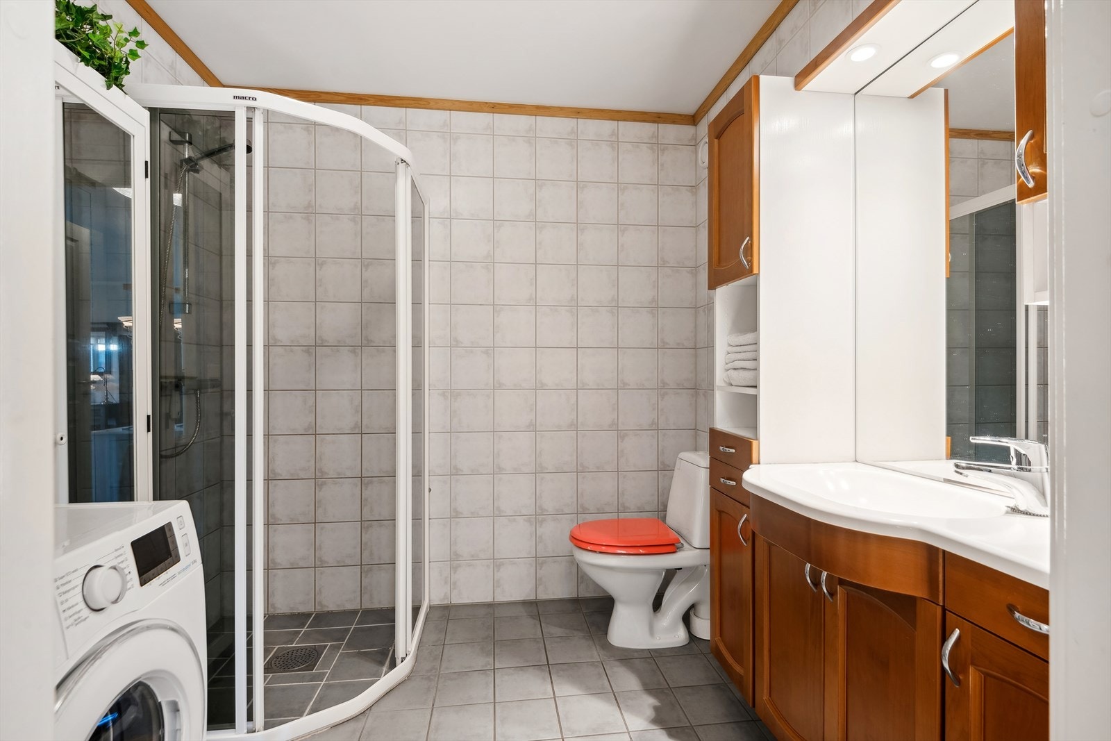 Badet har flislagte overflater med elektriske varmekabler i gulvet. Galleribilde