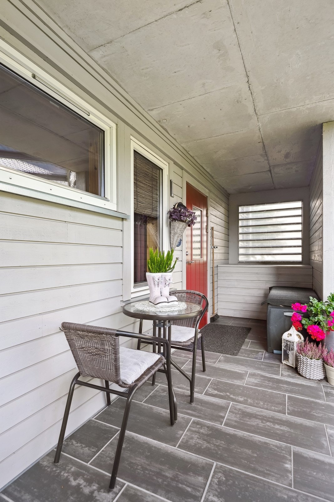 Leiligheten har et pent inngangsparti fra en skjermet svalgang med morgensol. Galleribilde