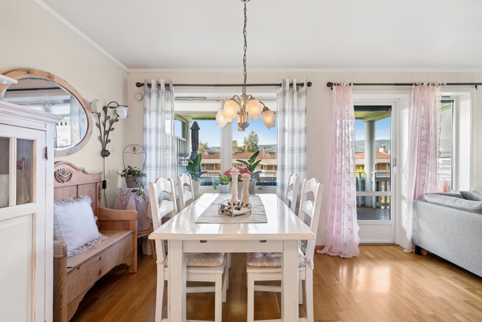 Fra stuen er det utgang til en overbygget balkong på 17 kvm med fint utsyn og gode solforhold. Galleribilde