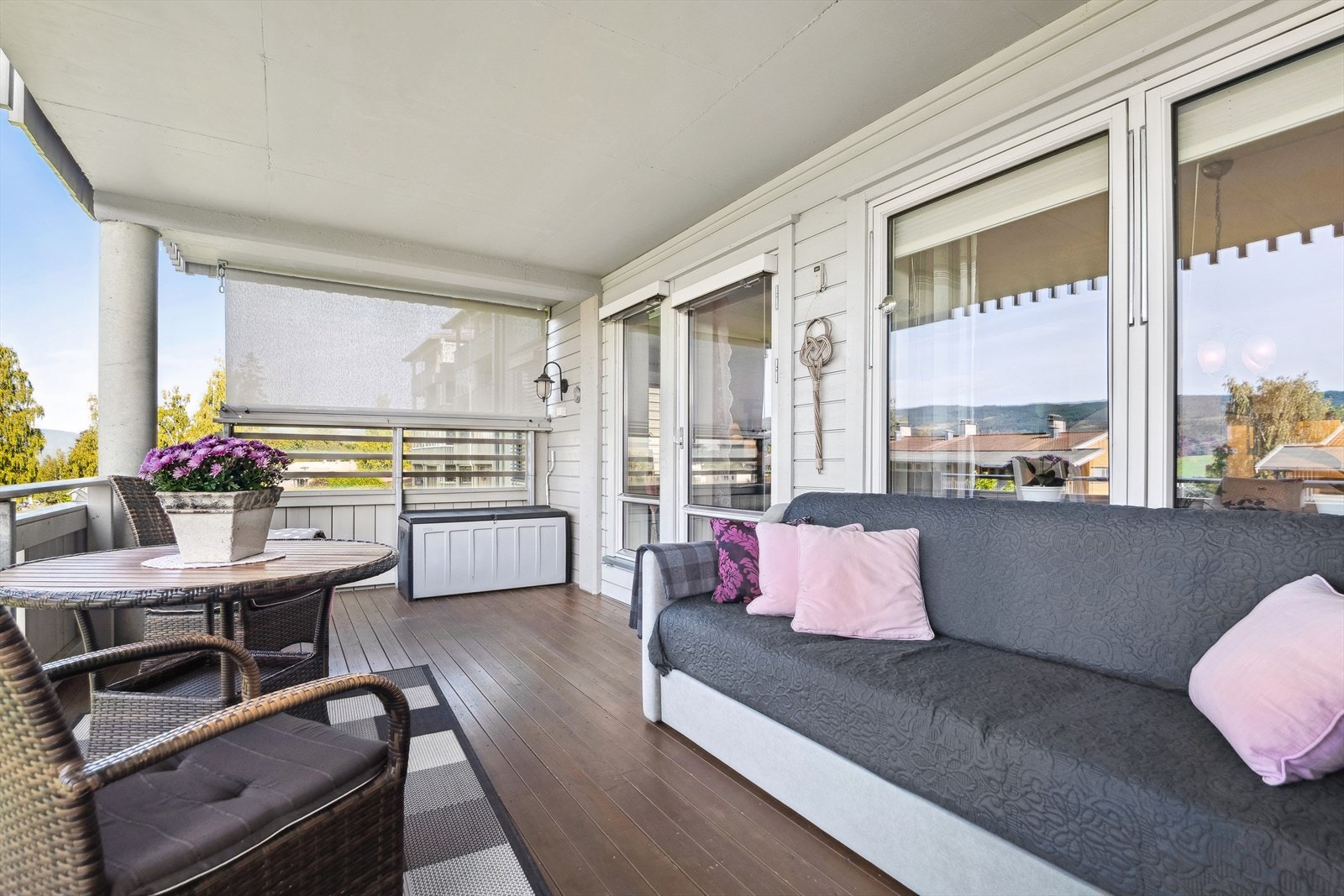 Balkongen er en fin forlengelse av stuen i sommerhalvåret. Galleribilde