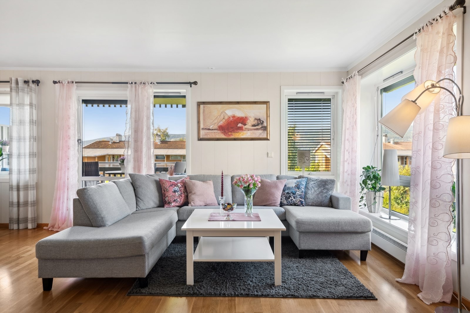 De store vinduene slipper inn rikelig med naturlig lys og gir et fint utsyn. Galleribilde