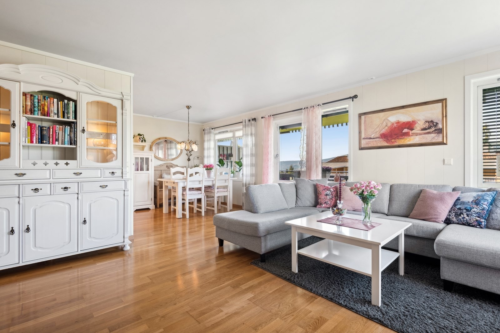 Her er det god plass til å dele inn rommet i to soner, med sofagruppe/TV-seksjon og spisebord. Galleribilde