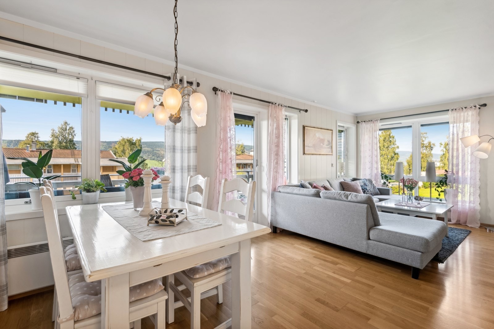 Stuen er et naturlig sted å invitere til sosiale sammenkomster med familie og venner. Galleribilde