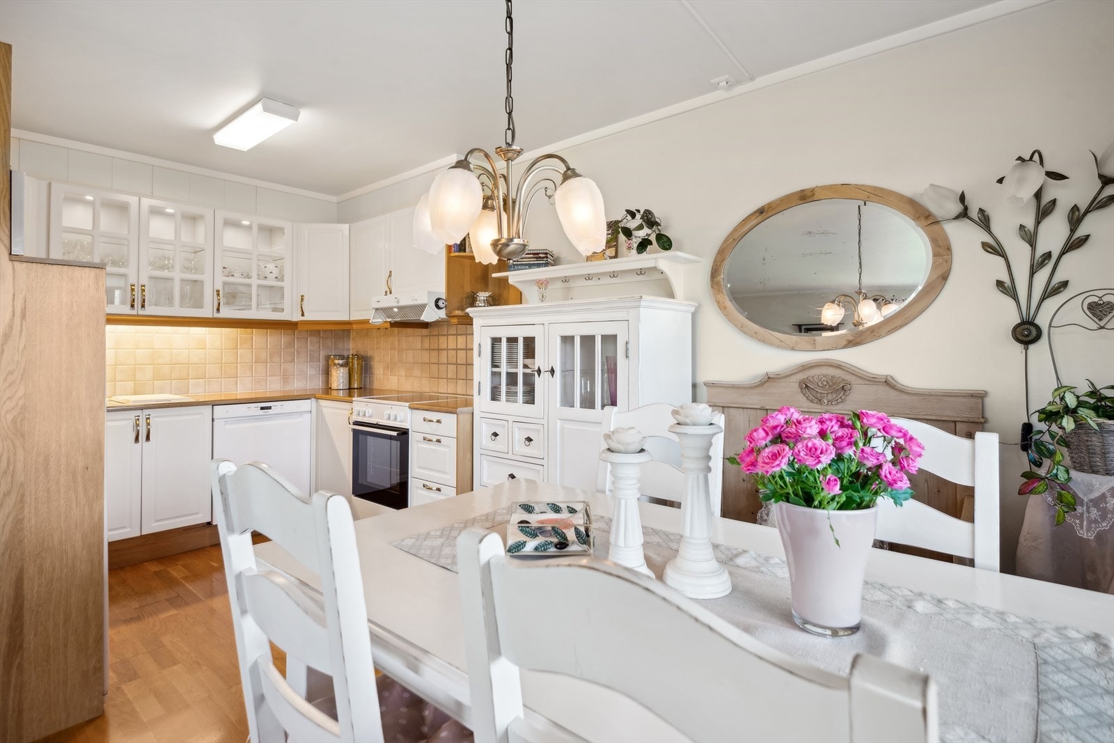 Kjøkkenet ligger i delvis åpen løsning med stuen og spiseplassen. Galleribilde