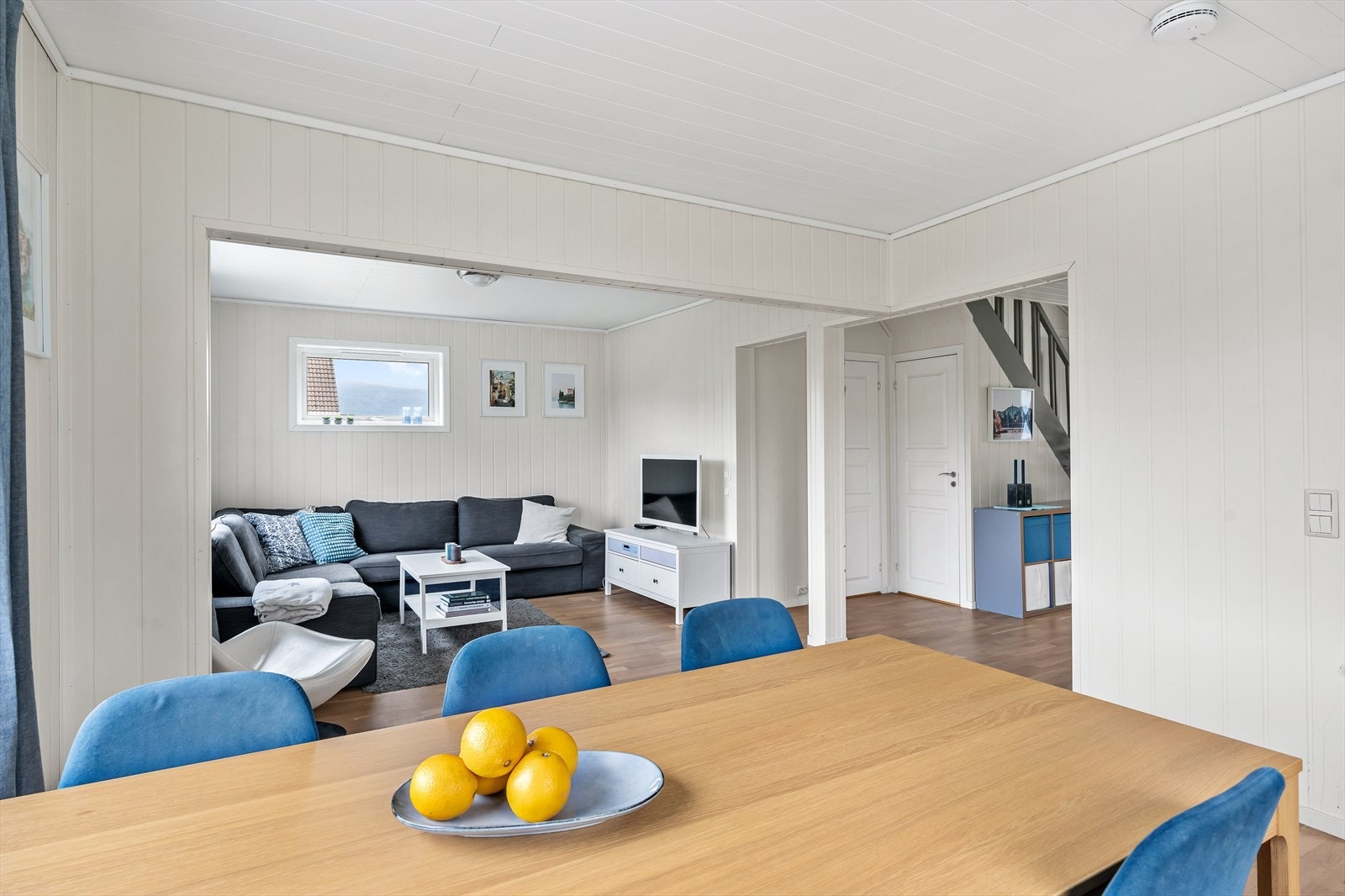 Åpen stue/kjøkkenløsning med god plass til sofagruppe og spisegruppe. Galleribilde