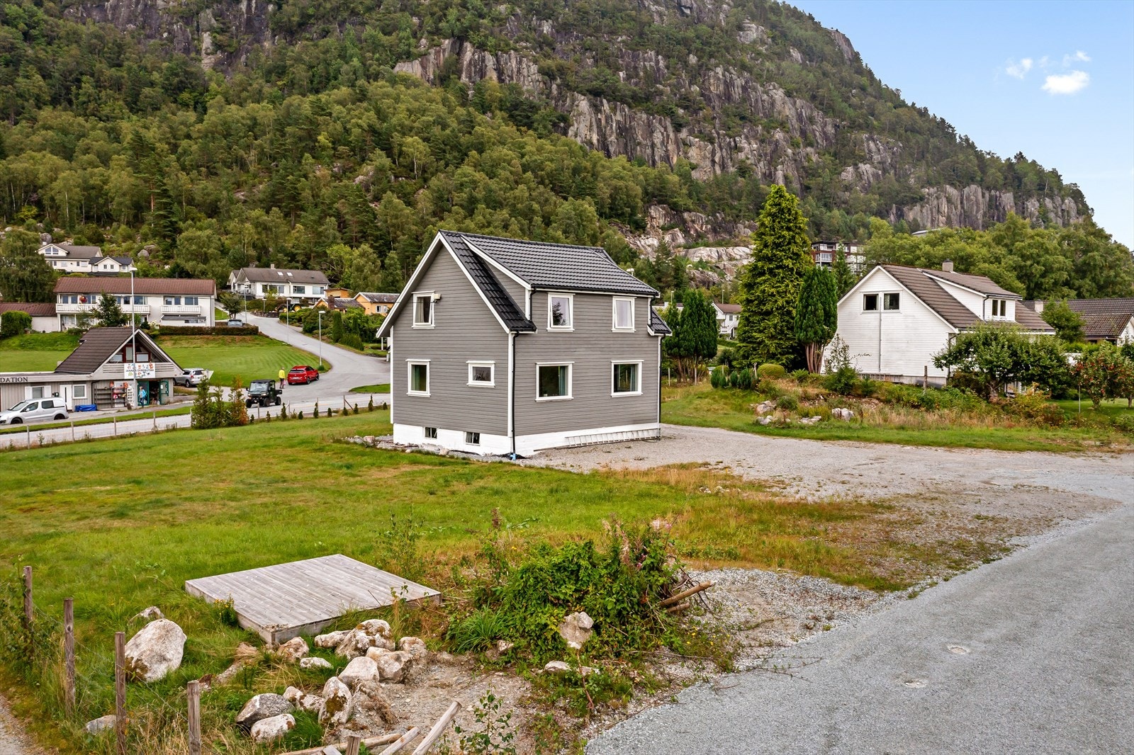 Eiendommen ligger på Tungland med gangavstand til Jørpeland sentrum som kan tilby det meste av det du trenger! Galleribilde