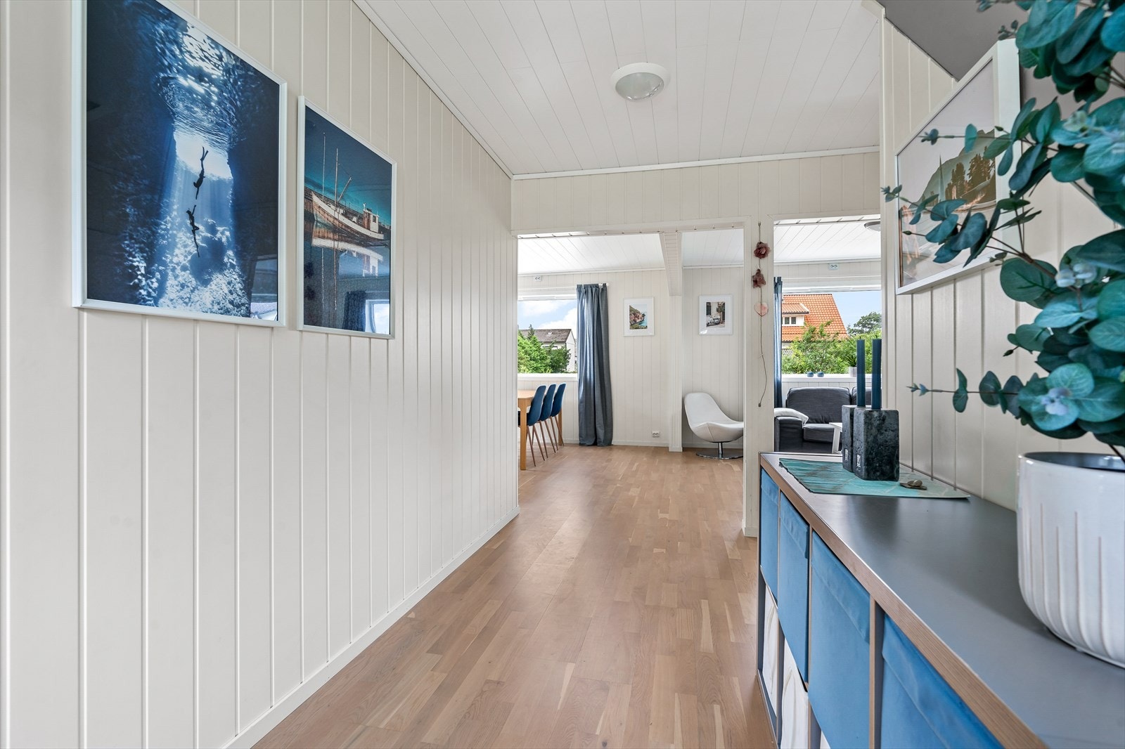 Åpen og lys gang inn not stue/kjøkken. Alle overflater er pusset opp i 2013, alle arbeider gjort innvendig er gjort av fagfolk. Galleribilde