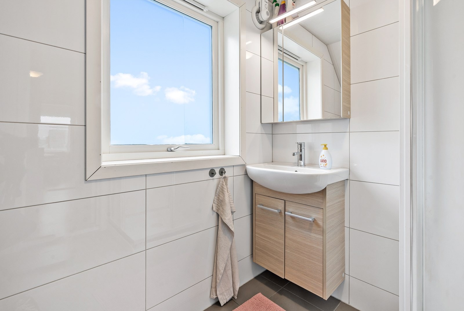 Delikat baderom i loftetasjen. Galleribilde