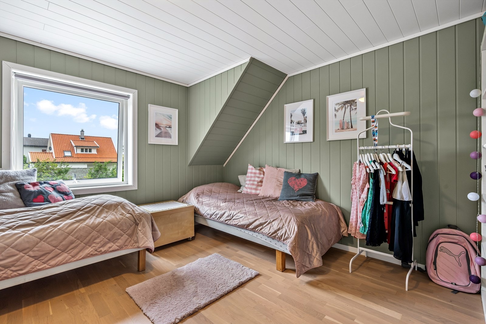 Romslig soverom med plass til flere senger og møblement. Galleribilde