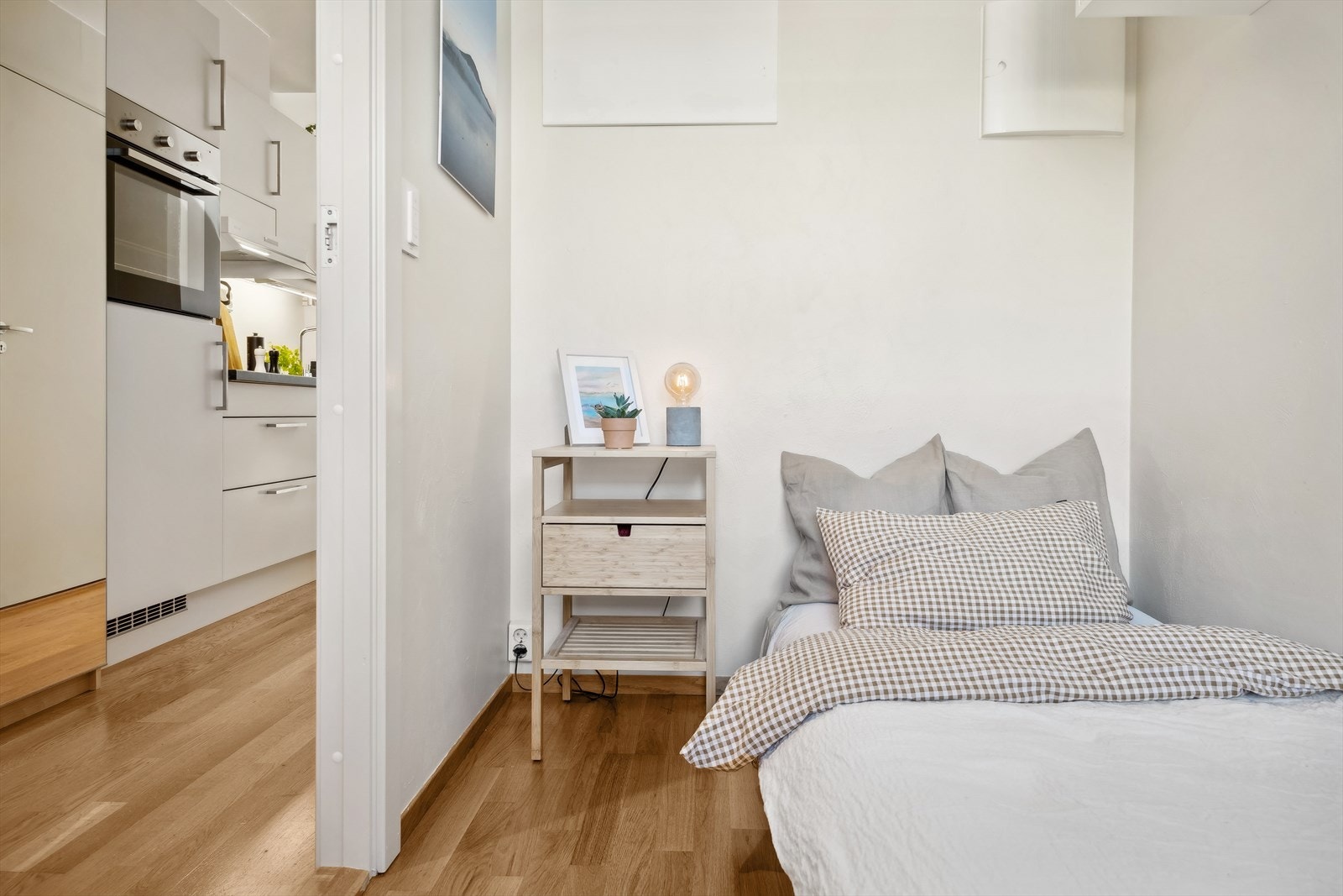 Praktisk sovealkove med plass til seng, nattbord, o.l. Galleribilde
