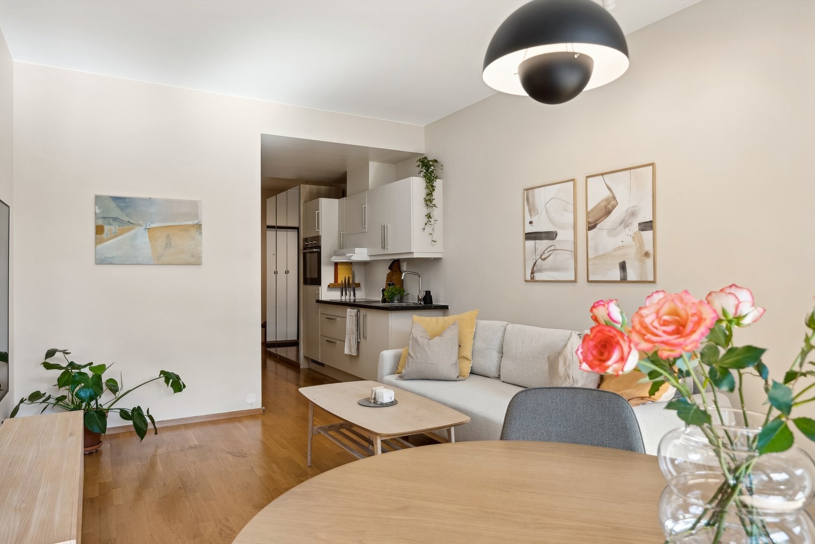 Stue/kjøkken er på ca. 20,5 kvm, og har plass til blant annet sofa, sofabord, tv-benk, spisebord m.m. Galleribilde
