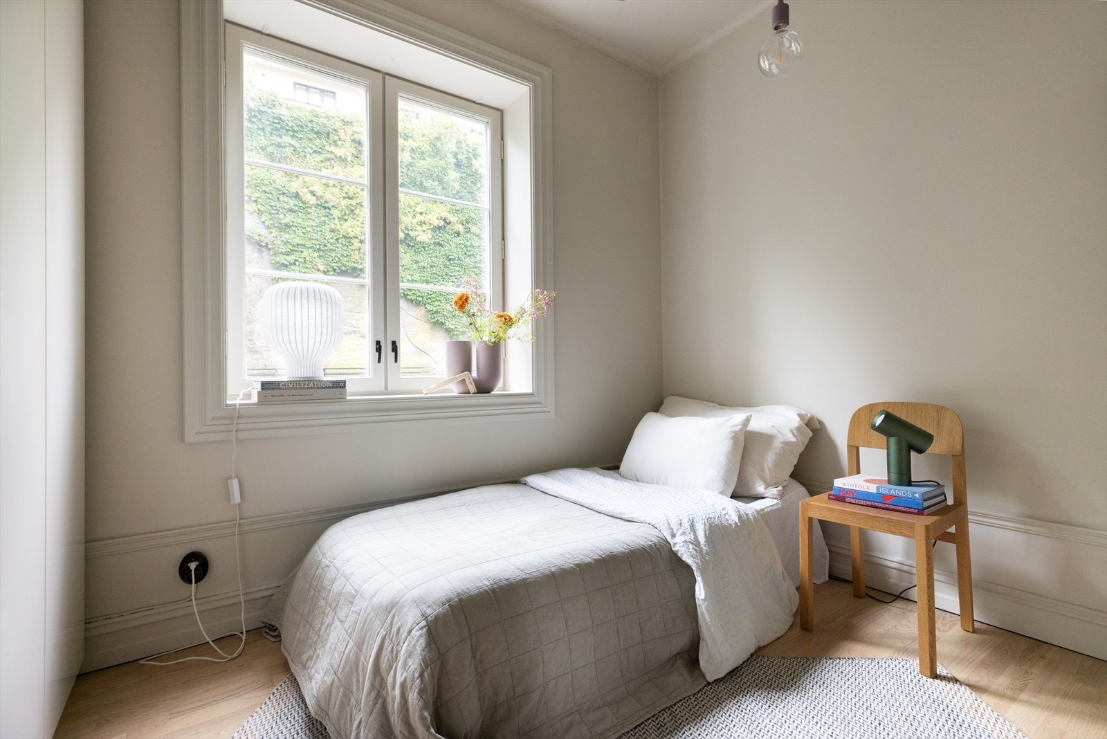 Det er malt i behagelige farger som skaper en lun atmosfære. Galleribilde