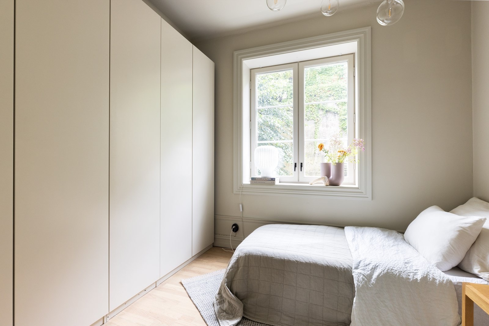 Soverom 2 er innredet med flere garderobeskap som gir gode oppbevaringsmuligheter. Galleribilde