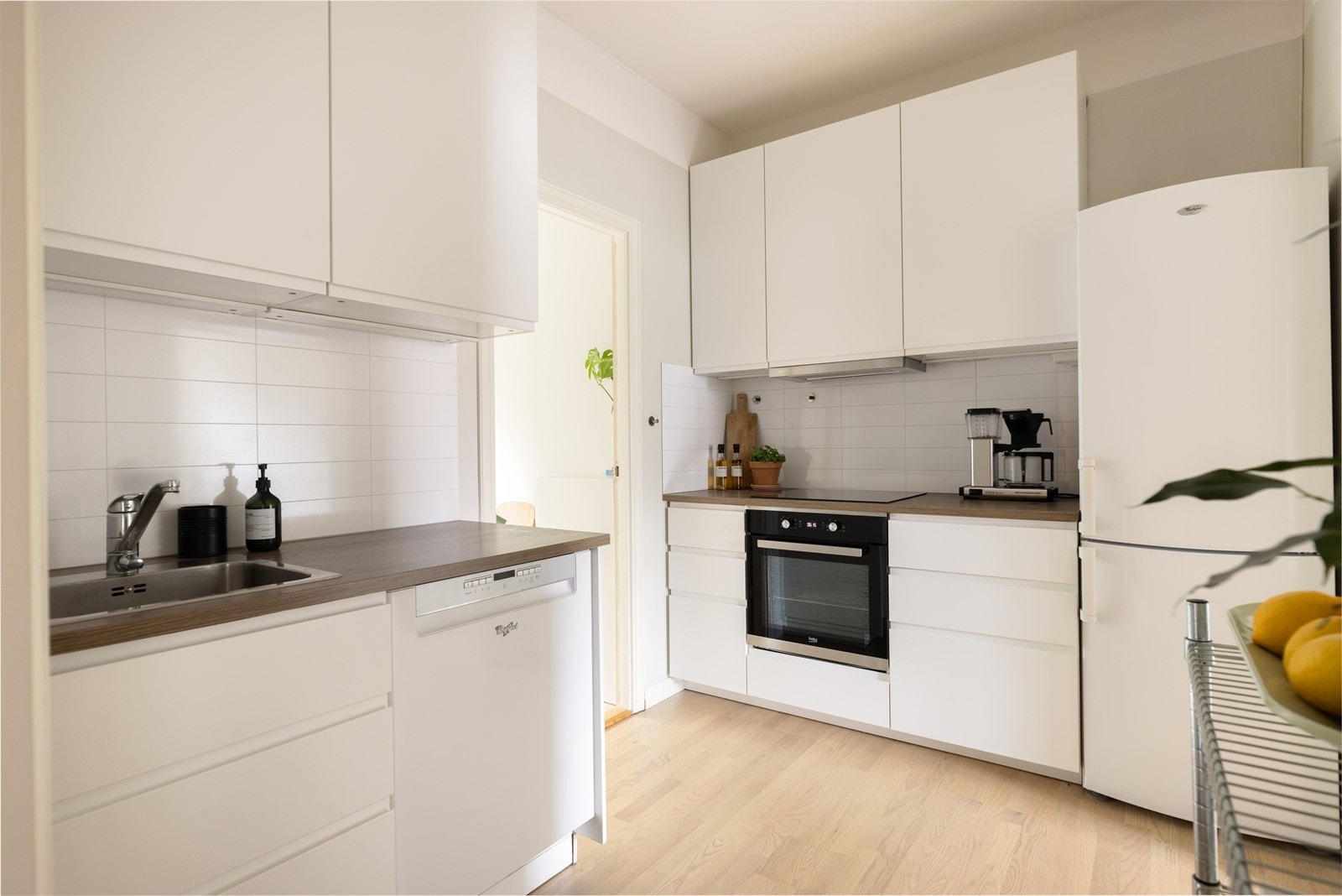 IKEA kjøkkeninnredning fra 2016 med glatte fronter og belysning under overskap. Galleribilde