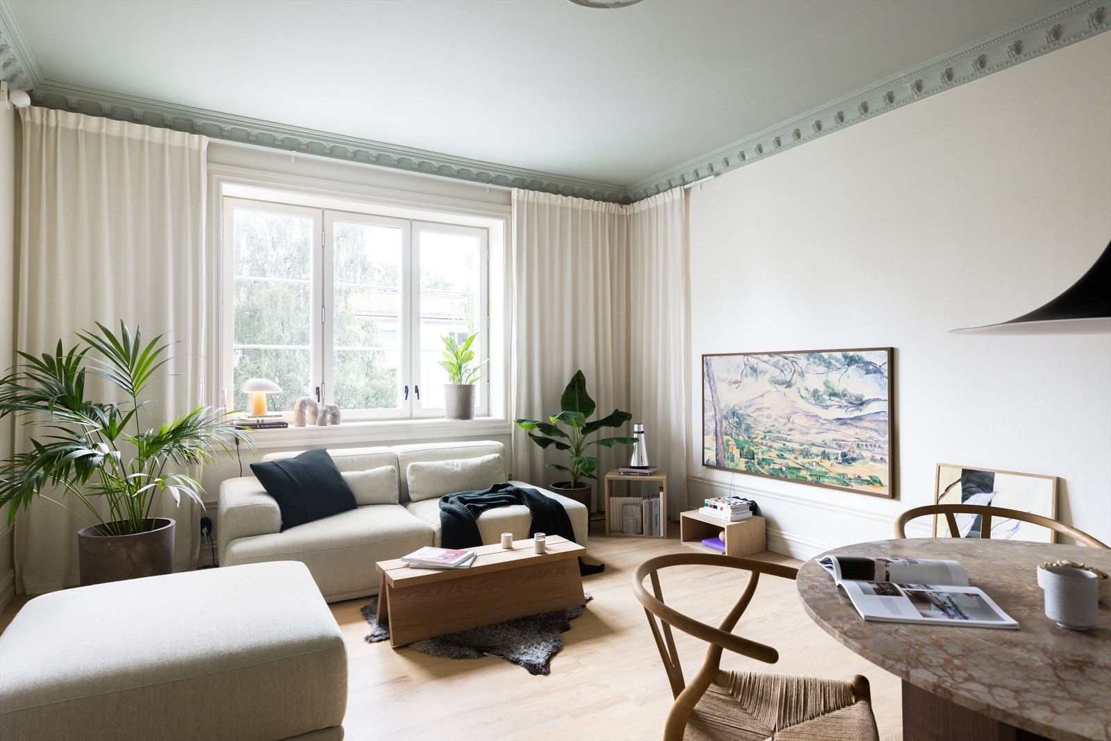 Leiligheten byr på store vindusflater, er gjennomgående og oppleves svært lys og luftig med en flott atmosfære i alle rom. Galleribilde