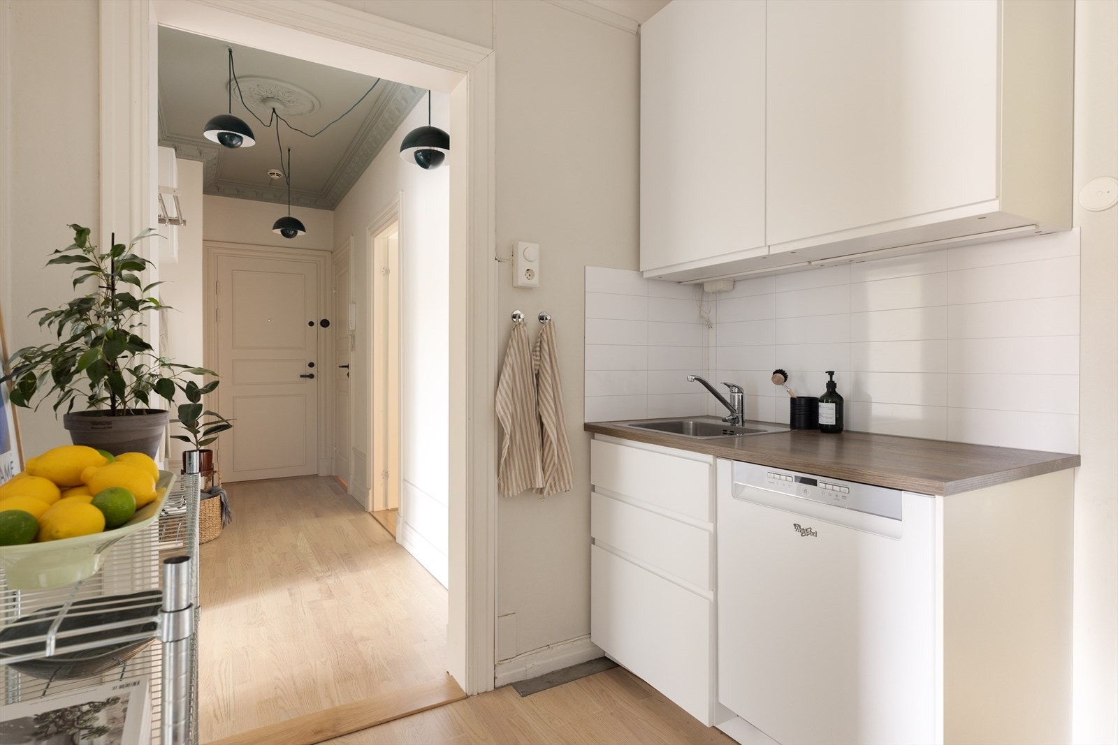 Her har man rikelig skap- og benkplass. Galleribilde