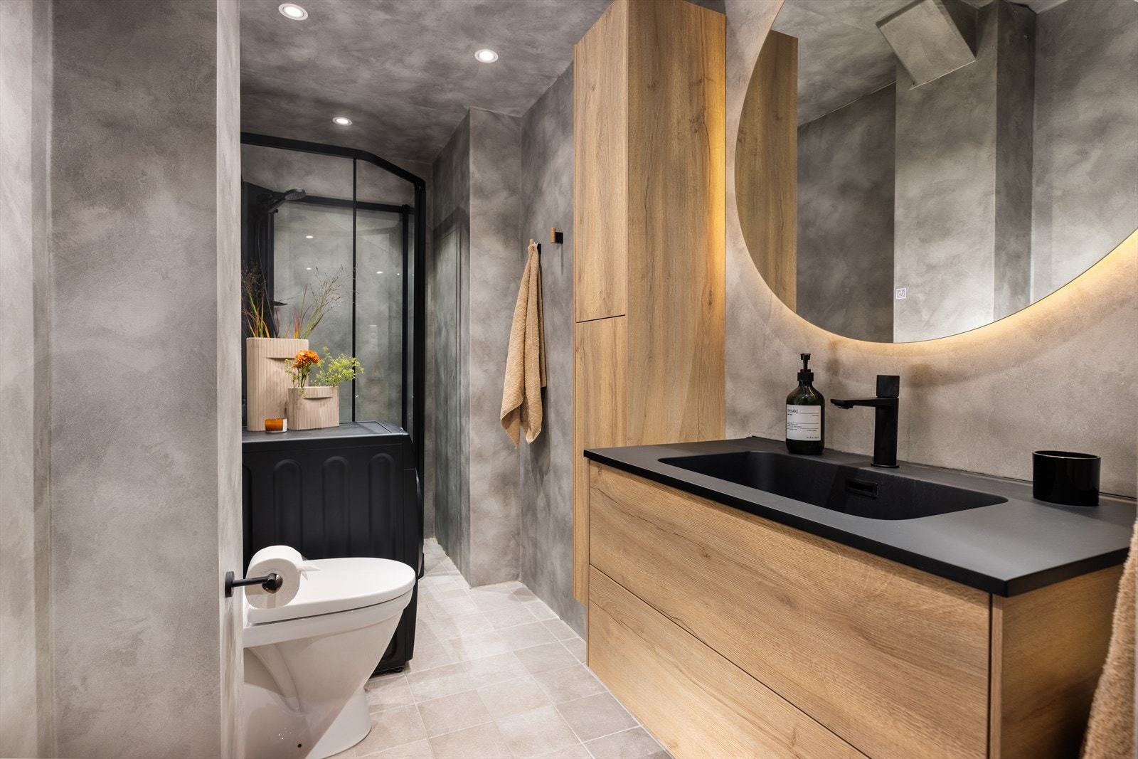 Badet er i følge tidligere salgsoppgave pusset opp i 2016. Eier folierte vegger og himling i 2023. Galleribilde