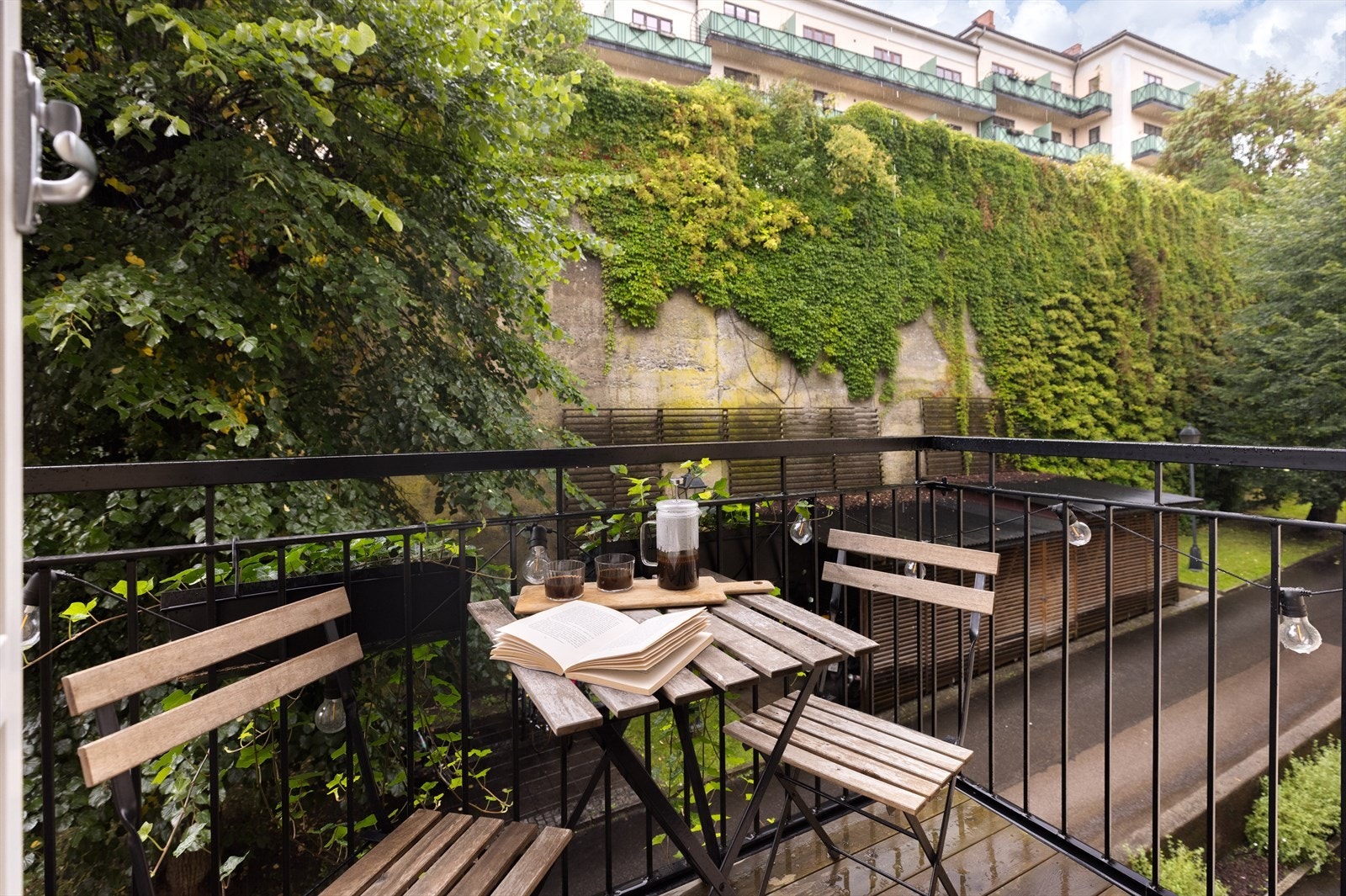 Balkongen er vestvendt og vender mot bakgården hvor du kan du nyte ettermiddagssolen. Galleribilde