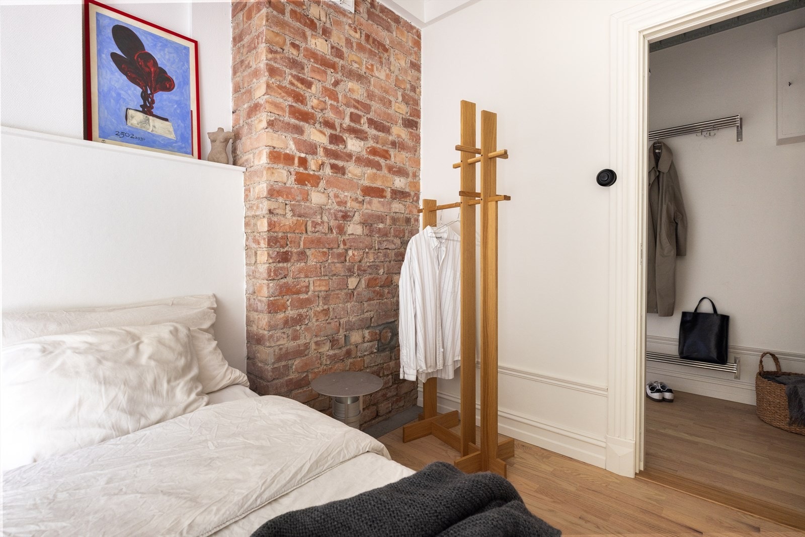 Leiligheten har to gode soverom som vender mot bakgård. Galleribilde