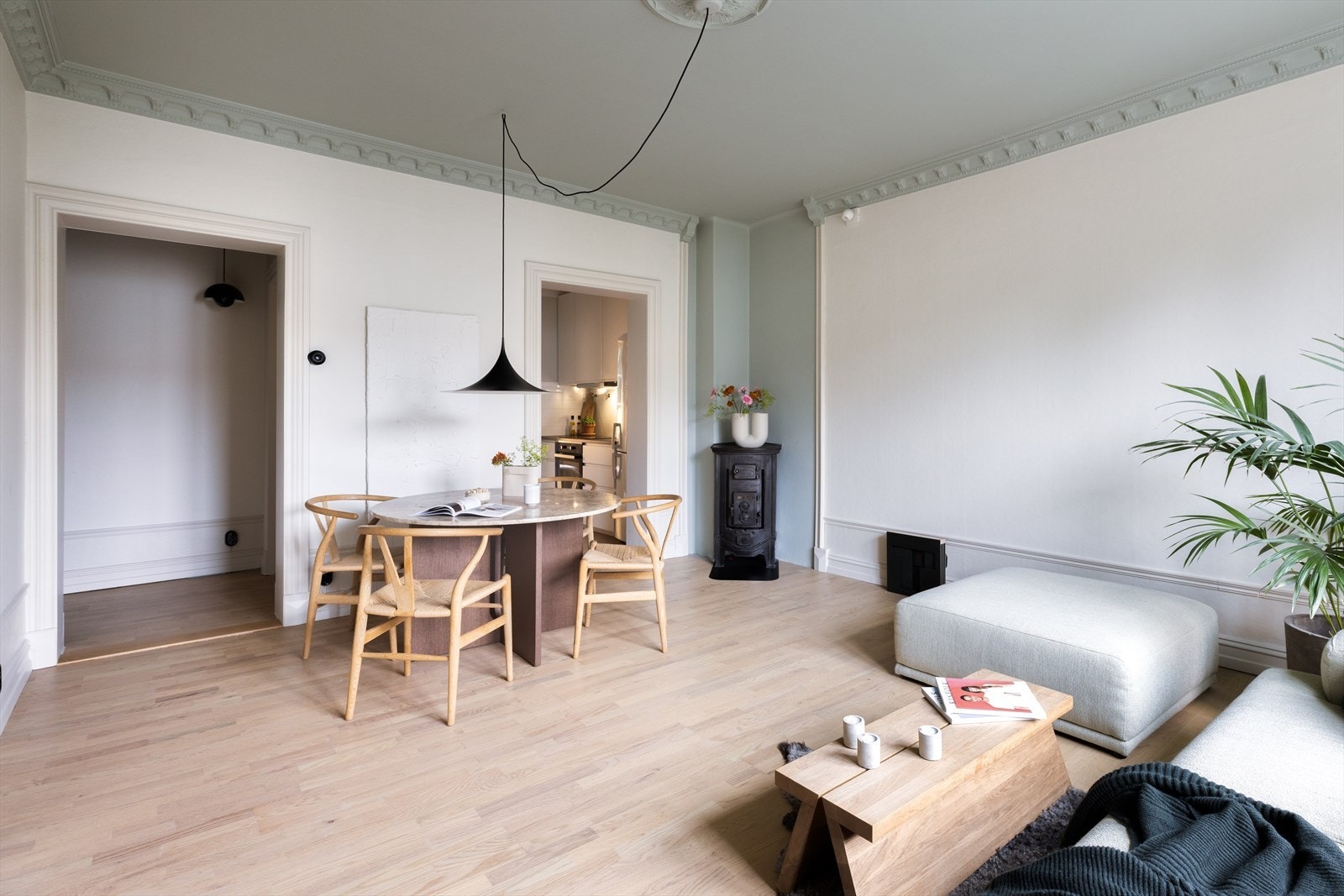 Store vindusflater som slipper inn rikelig med naturlig lys. Galleribilde