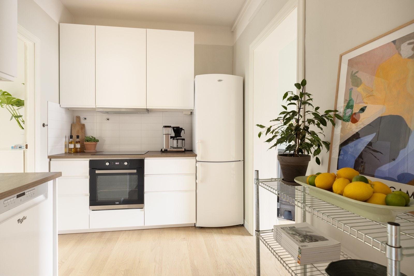 Induksjonstopp og stekeovn er integrert i innredningen. Automatisk vannstopper og komfyrvakt er montert. Galleribilde