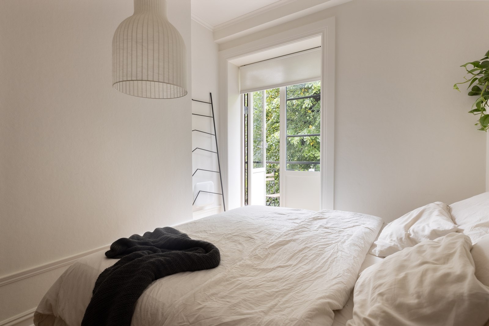 Fra hovedsoverommet er det utgang til leilighetens balkong. Galleribilde