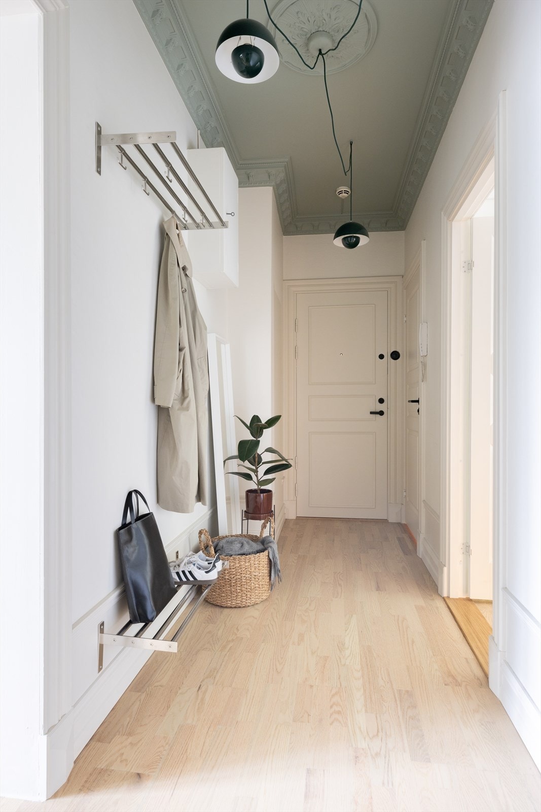 Gang med plass til å sette fra seg sko og henge fra seg yttertøy. Galleribilde