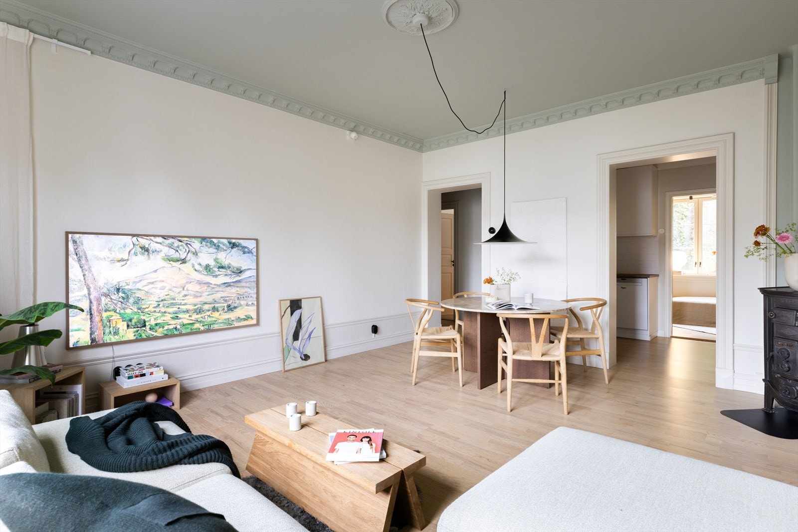 Boligen holder en gjennomgående god standard og er oppusset de senere år. Galleribilde