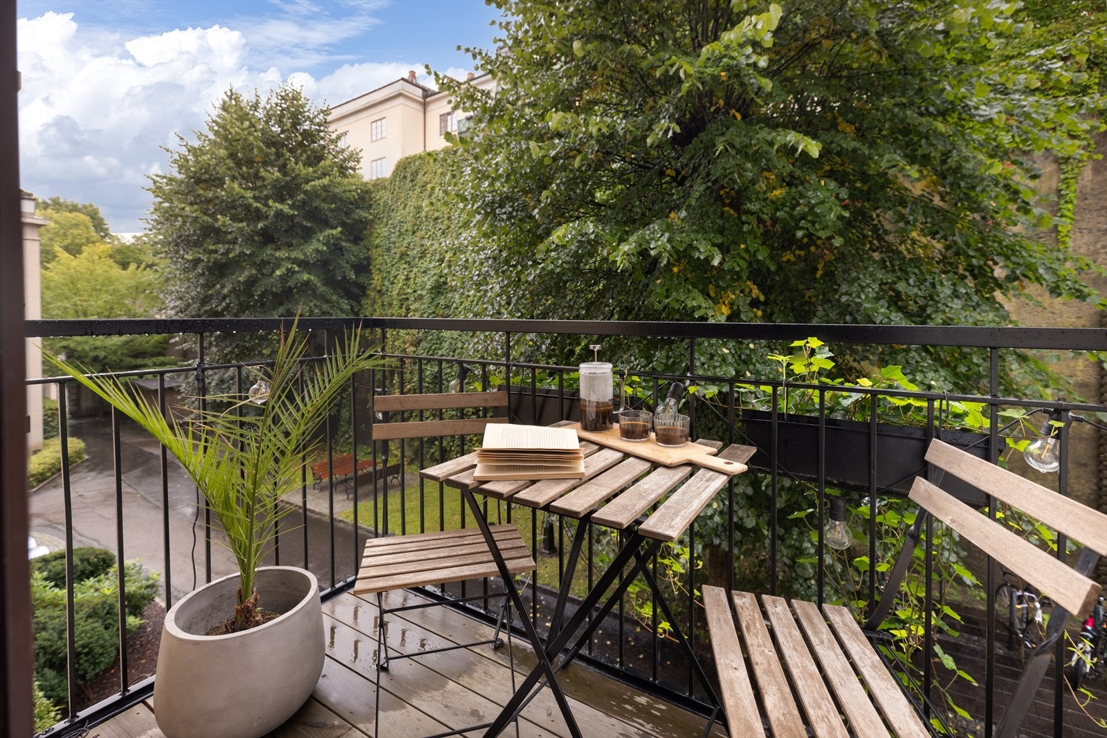 Leiligheten ligger i en attraktiv, klassisk bygård med god drift og hyggelig naboskap. Galleribilde