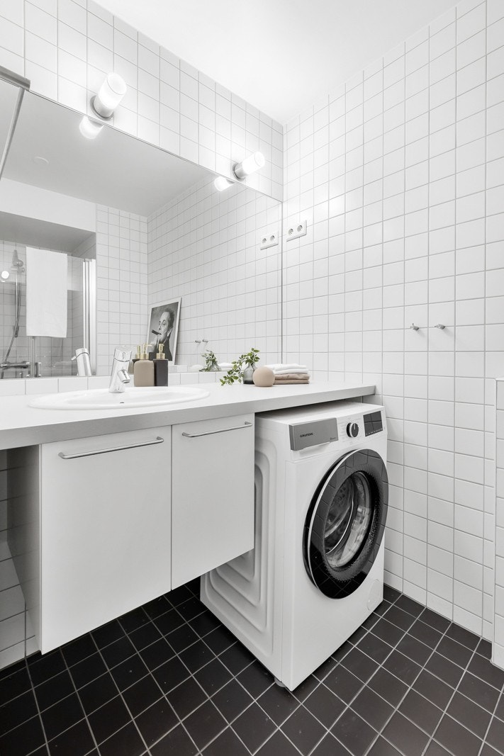 Delikat bad med vaskemaskin Galleribilde