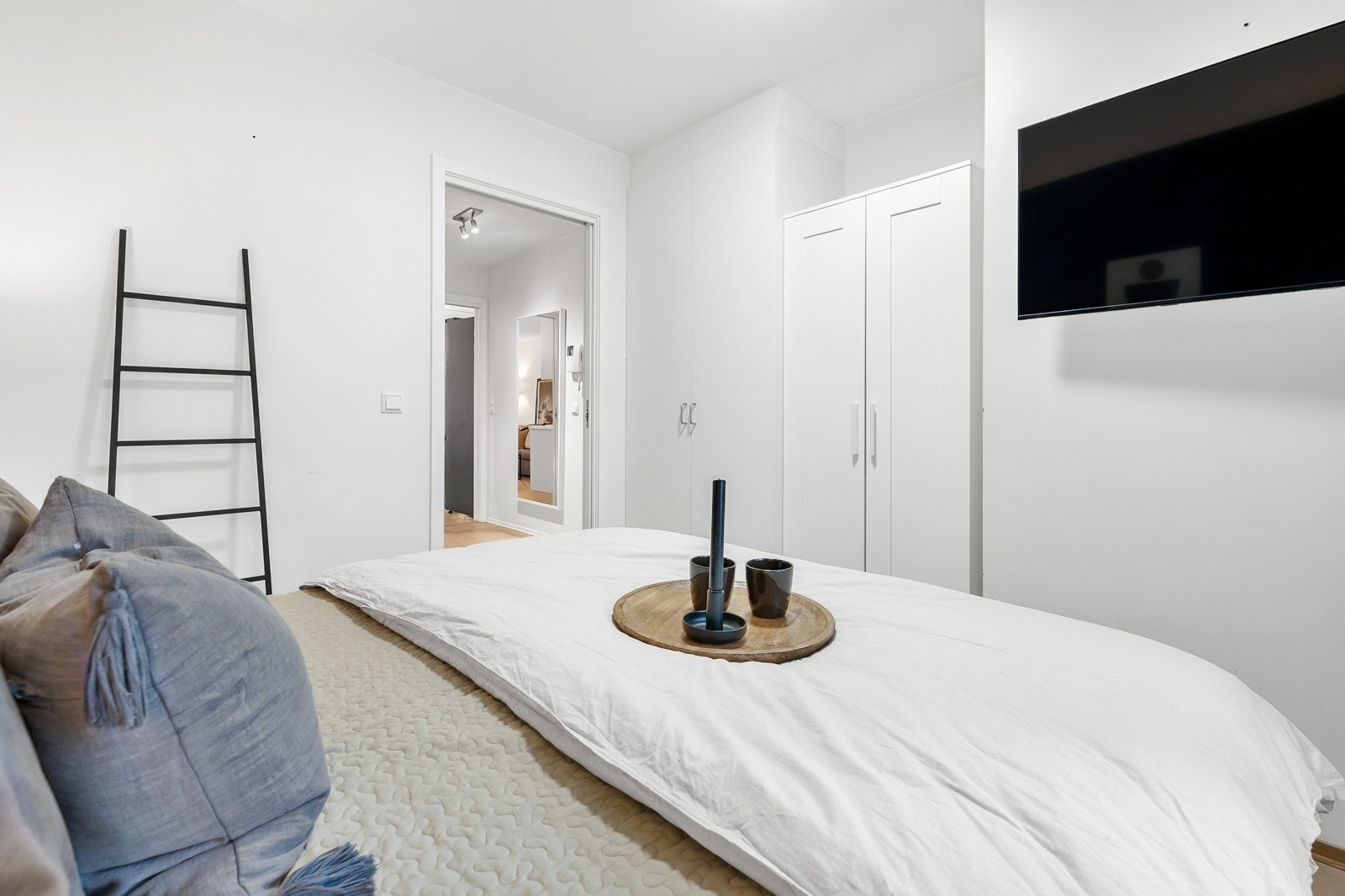Soverommet har en smart nisje til garderobe med plass til to doble garderobeskap Galleribilde
